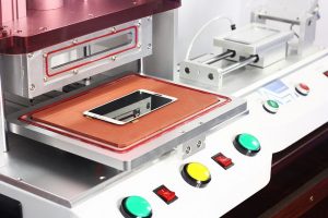 may-ep-kinh-dien-thoai-750x400